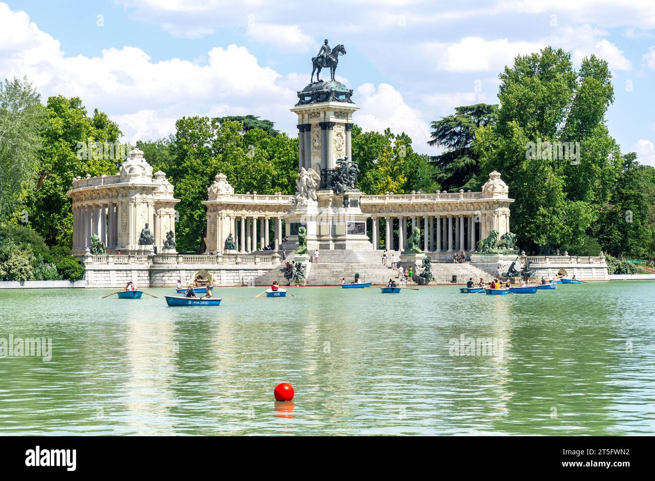 Denkmal für König Alfonso XII. Am Großen Teich von El Retiro, Parque del Buen Retiro (Park Buen Retiro), Retiro, Madrid, Königreich Spanien Stockfoto