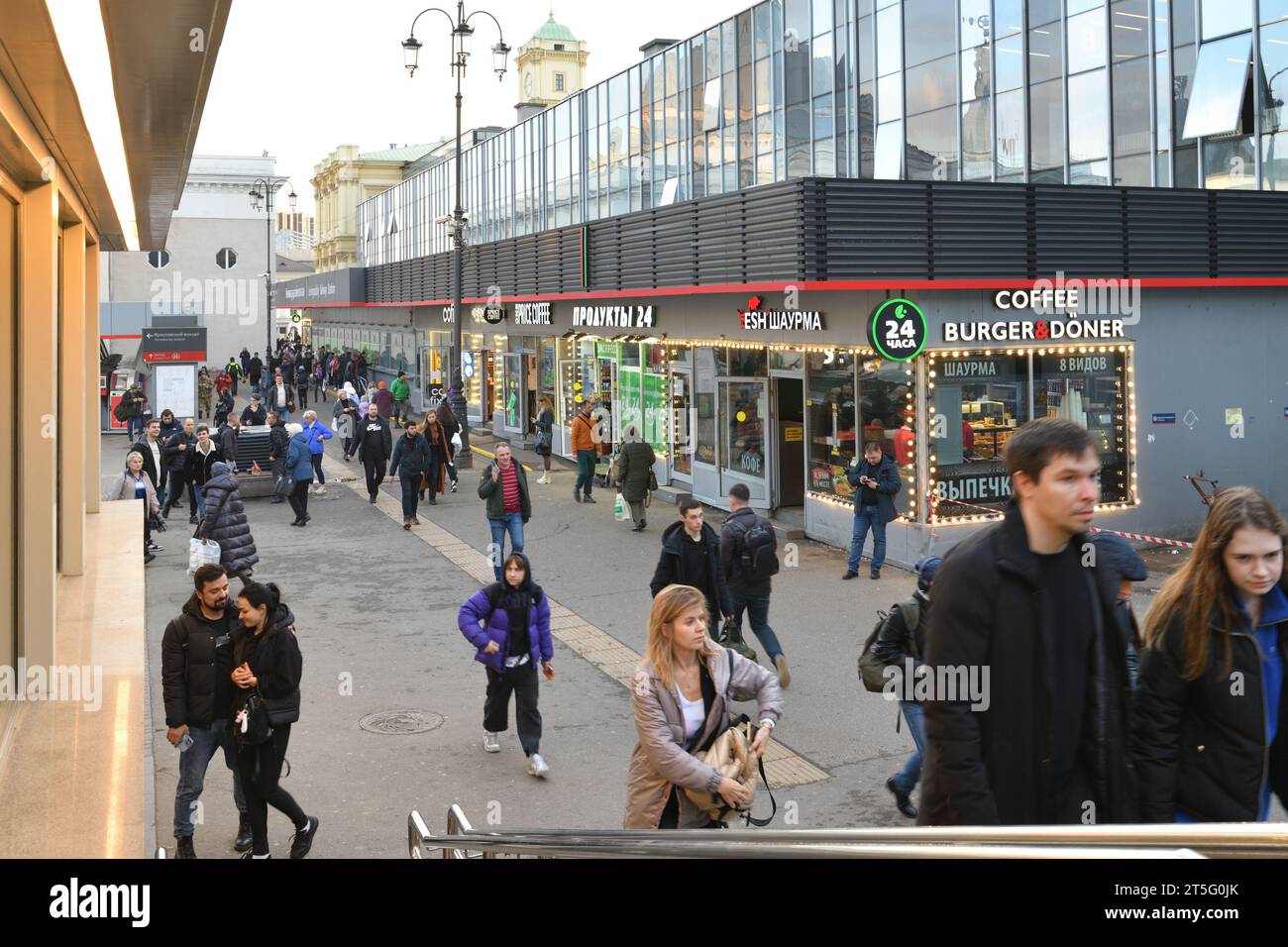 Moskau, Russland - 1. November. 2023. Bereich des Leningradski-Bahnhofs mit Menschen und Café Stockfoto