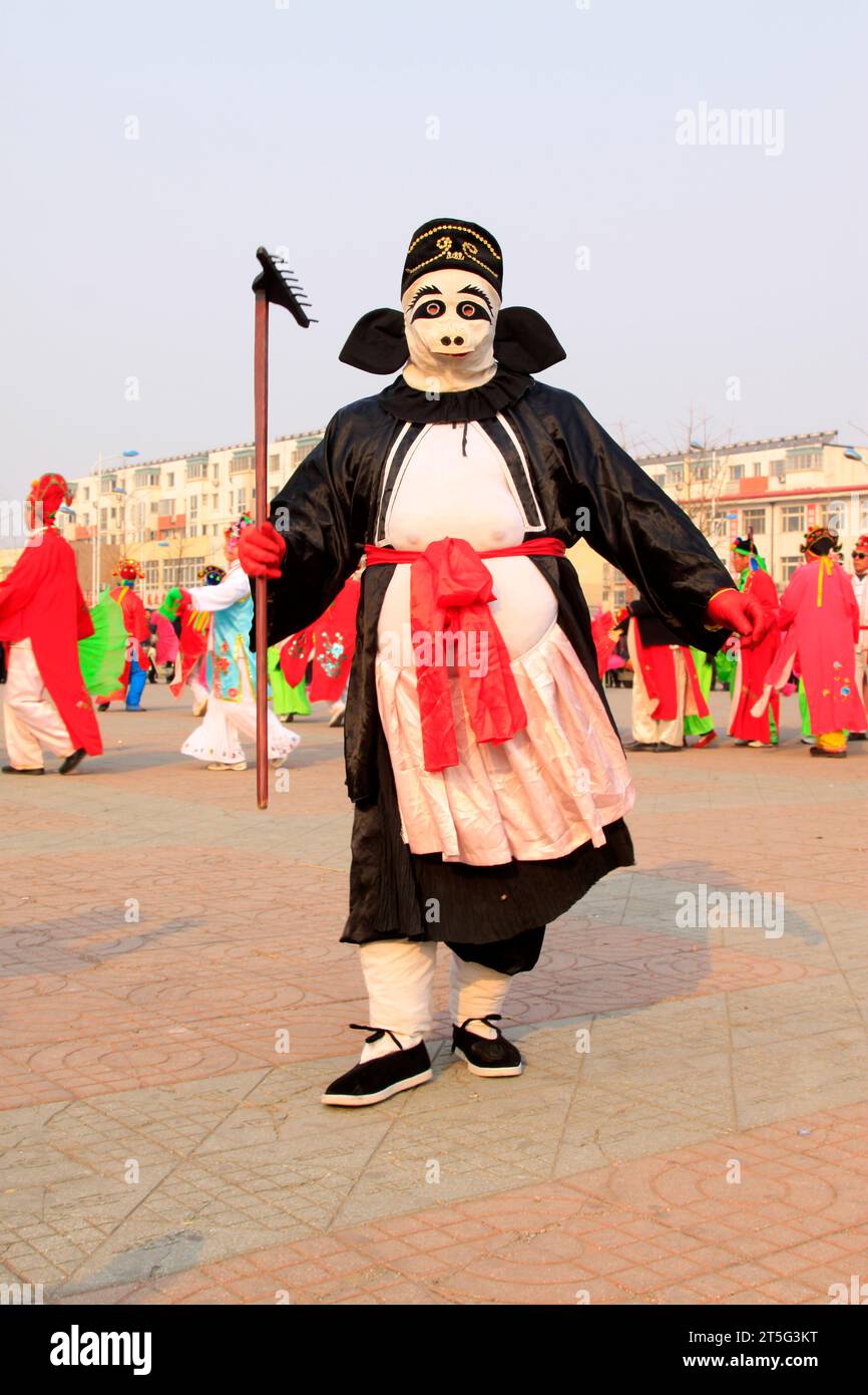 LUANNAN COUNTY – 13. FEBRUAR: Zhu Bajie trägt bunte Kleidung und führt während des chinesischen Neujahrs Fe Yangko-Tanzes auf der Straße auf Stockfoto