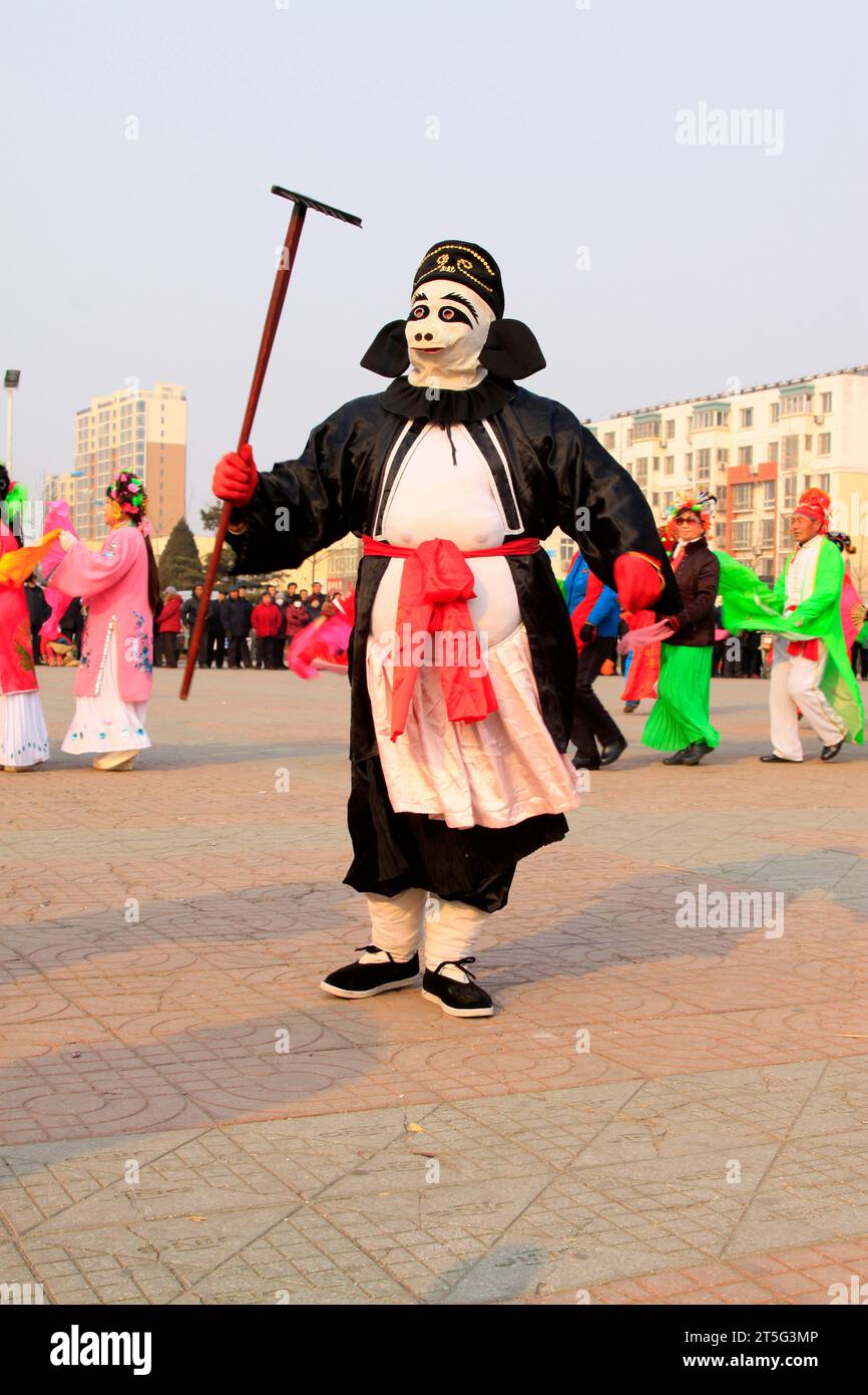 LUANNAN COUNTY – 13. FEBRUAR: Zhu Bajie trägt bunte Kleidung und führt während des chinesischen Neujahrs Fe Yangko-Tanzes auf der Straße auf Stockfoto