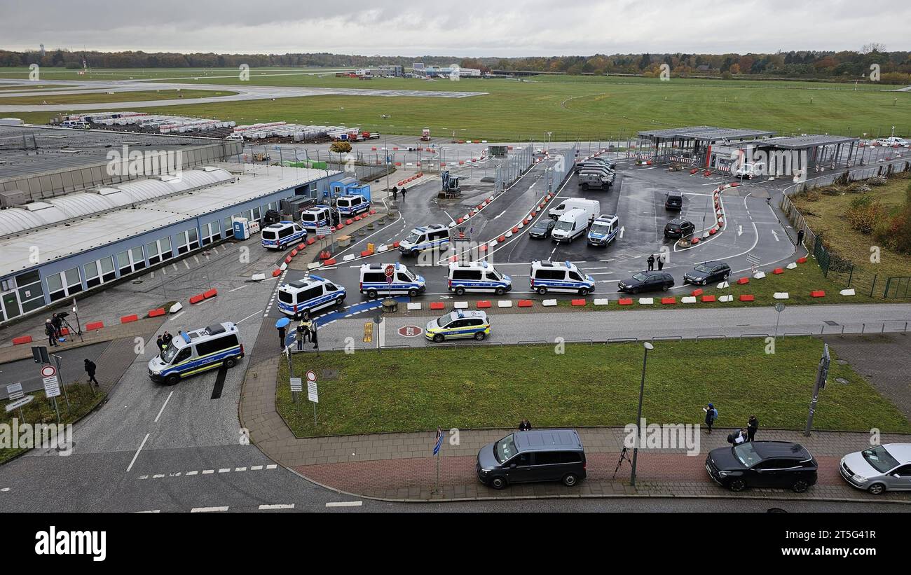 REKORDDATUM NICHT ANGEGEBEN durch dieses Tor Nord Tor am Terminal Tango ist der Täter auf das Vorfeld Gerast. Er durchbrach drei normale Schranken. Ein massives Metalltor mit Natodraht gesichert, dass normalerweise Autos aufhalten soll, war laut Flughafenpersonal geöffnet. Gestern Abend um kurz nach 20 Uhr hat ein Auto ein Tor zum Sicherheitsbereich des Hamburger Flughafens durchbrochen. In dem Auto sollen sich ein Mann und ein Kind 4 befinden. Der Mann ist bewaffnet und hat die Waffe auch benutzt, bzw. Schüsse abgegeben. Die Schüsse gehen wohl in die Luft. Laut Bundespolizei soll es sich um eine Stockfoto