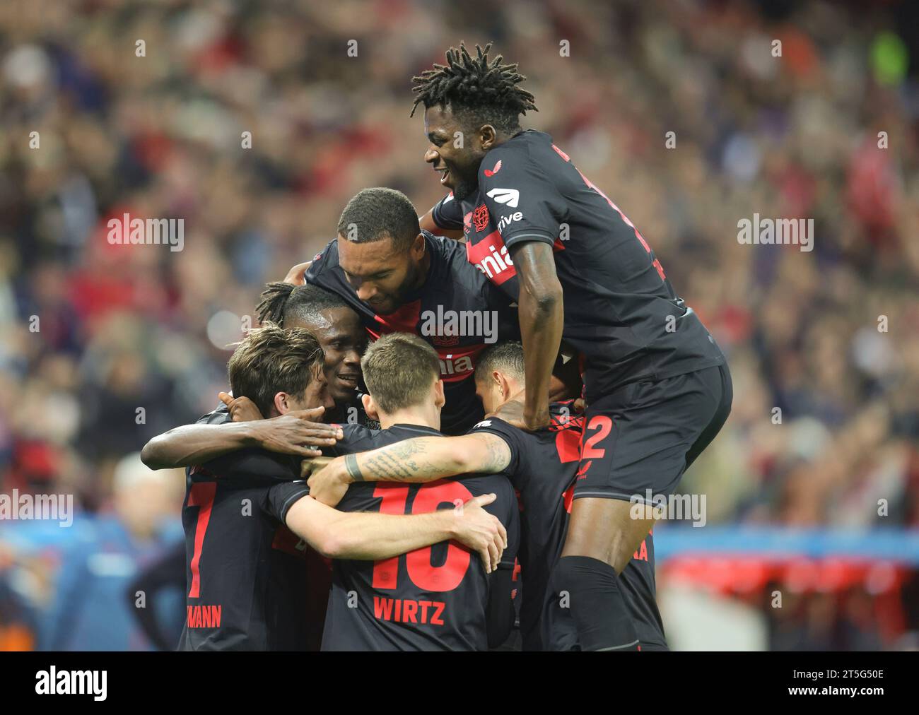 Leverkusen, Deutschland. Oktober 2023. firo: 29. Oktober 2023 Fußball, Fußball, Männer 1. Liga 1. Liga Bayer Leverkusen - SC Freiburg Jubeltraube um Jonas Hofmann Jubel nach Tor, um es 2-0 auf Jonathan Tah und Edmond Tapsoba zu schaffen Credit: dpa/Alamy Live News Stockfoto