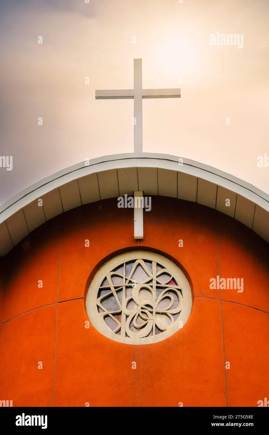 Toronto, Kanada, 2013, christliches religiöses Kreuz auf dem Kirchengebäude Stockfoto