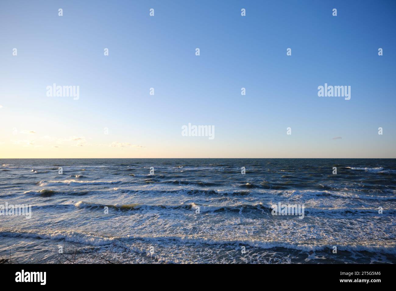 Ostsee stürmische Küste an sonnigem Tag Stockfoto