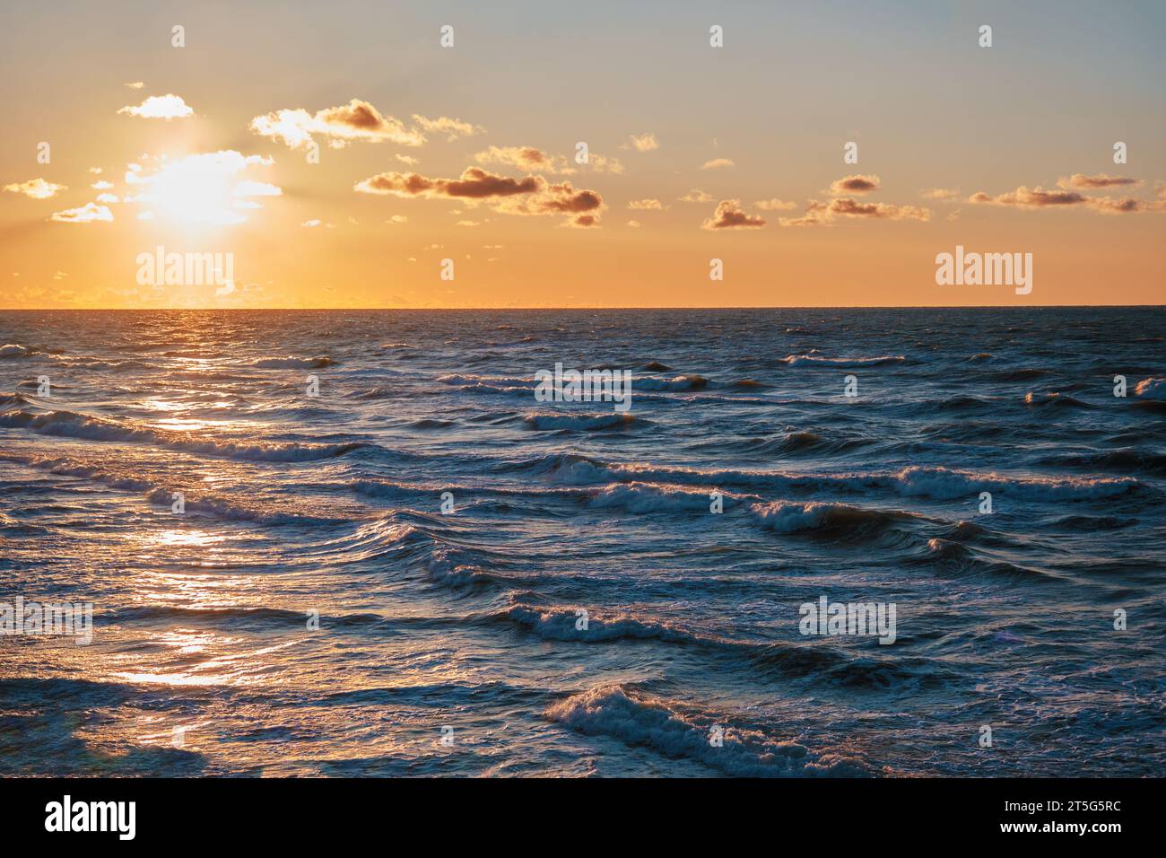 Ostsee stürmische Küste bei Sonnenuntergang Stockfoto
