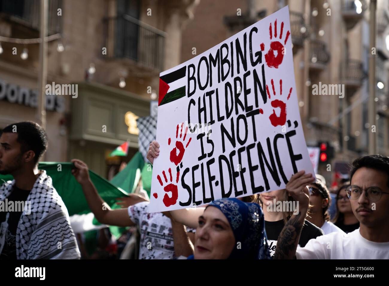 Demonstranten marschieren am 4. November 2023 durch Valletta, die Hauptstadt Maltas, um ihre Unterstützung für Palästina während der israelischen Bombardierung des Gazastreifens zu zeigen, bei der Tausende von Zivilisten ums Leben kamen. Der von Moviment Graffitti organisierte Protest marschierte vom Parlament zu den Justizgerichten, schwenkte palästinensische Fahnen und sang „Freies freies Palästina“ und „Waffenruhe jetzt“. © Craig Redmond Stockfoto