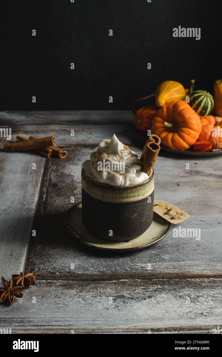 Kürbislatte mit Zimt und Kürbissen. Hochwertige Fotos Stockfoto