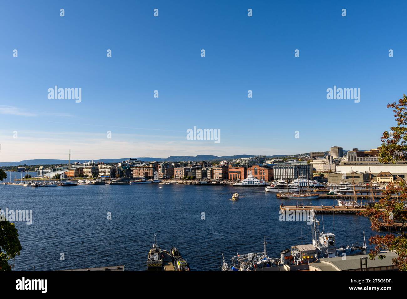 Oslo, Norwegen: Luftaufnahme der Bucht Pipervika und der Uferpromenade des Bezirks Aker Brygge, Blick von Akershus Stockfoto