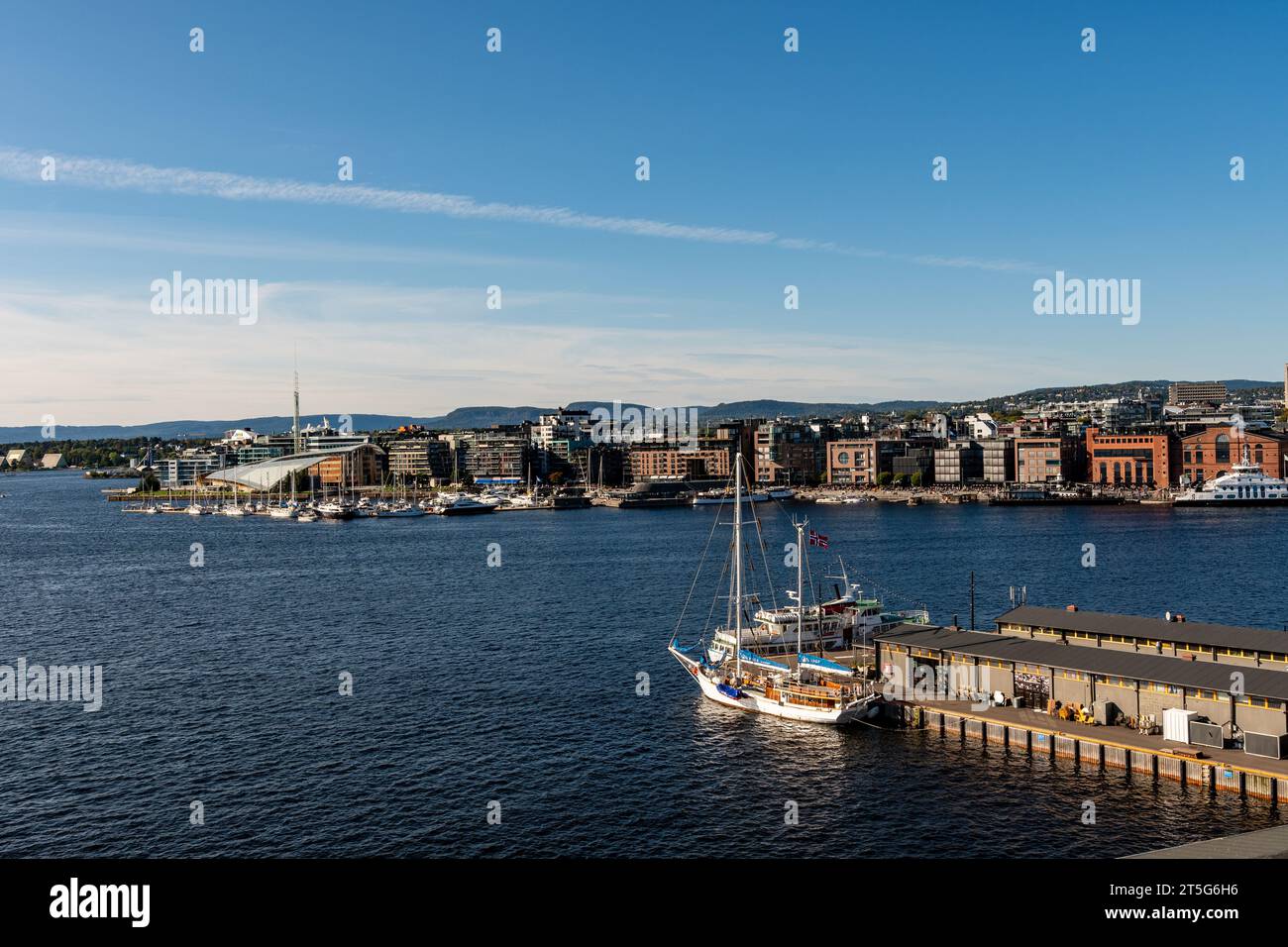 Oslo, Norwegen: Luftaufnahme der Bucht Pipervika und der Uferpromenade des Bezirks Aker Brygge Stockfoto