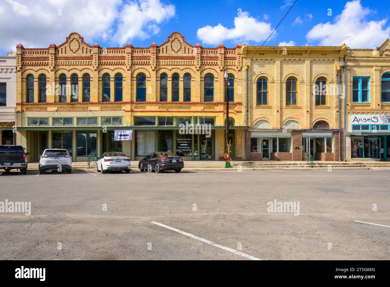 Gonzales, Texas, USA - 12. Oktober 2023 - Downtown Gonzales. Ein verziertes altes Gebäude auf dem Hauptplatz in Gonzales. Texas, USA Stockfoto