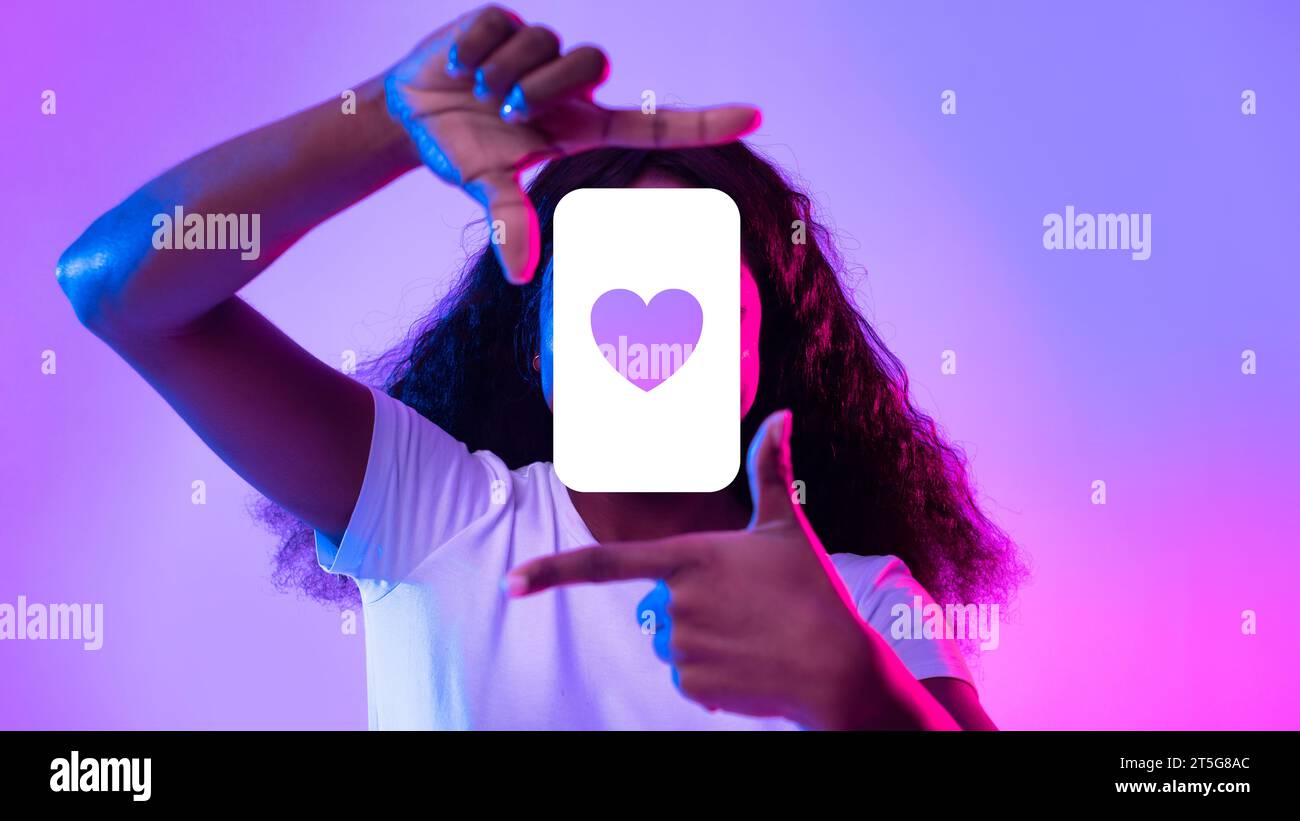 Schwarze Frau, die wie Bilderrahmen mit Fingern einfängt, Collage Stockfoto