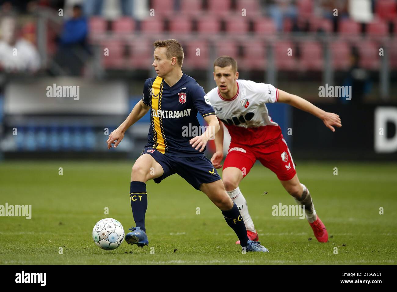 UTRECHT - (l-r) Mathias Kjolo vom FC Twente, Oscar Fraulo vom FC Utrecht während des niederländischen Eredivisie-Spiels zwischen dem FC Utrecht und dem FC Twente im Galgenwaard-Stadion am 5. November 2023 in Utrecht, Niederlande. ANP BART STOUTJESDIJK Stockfoto