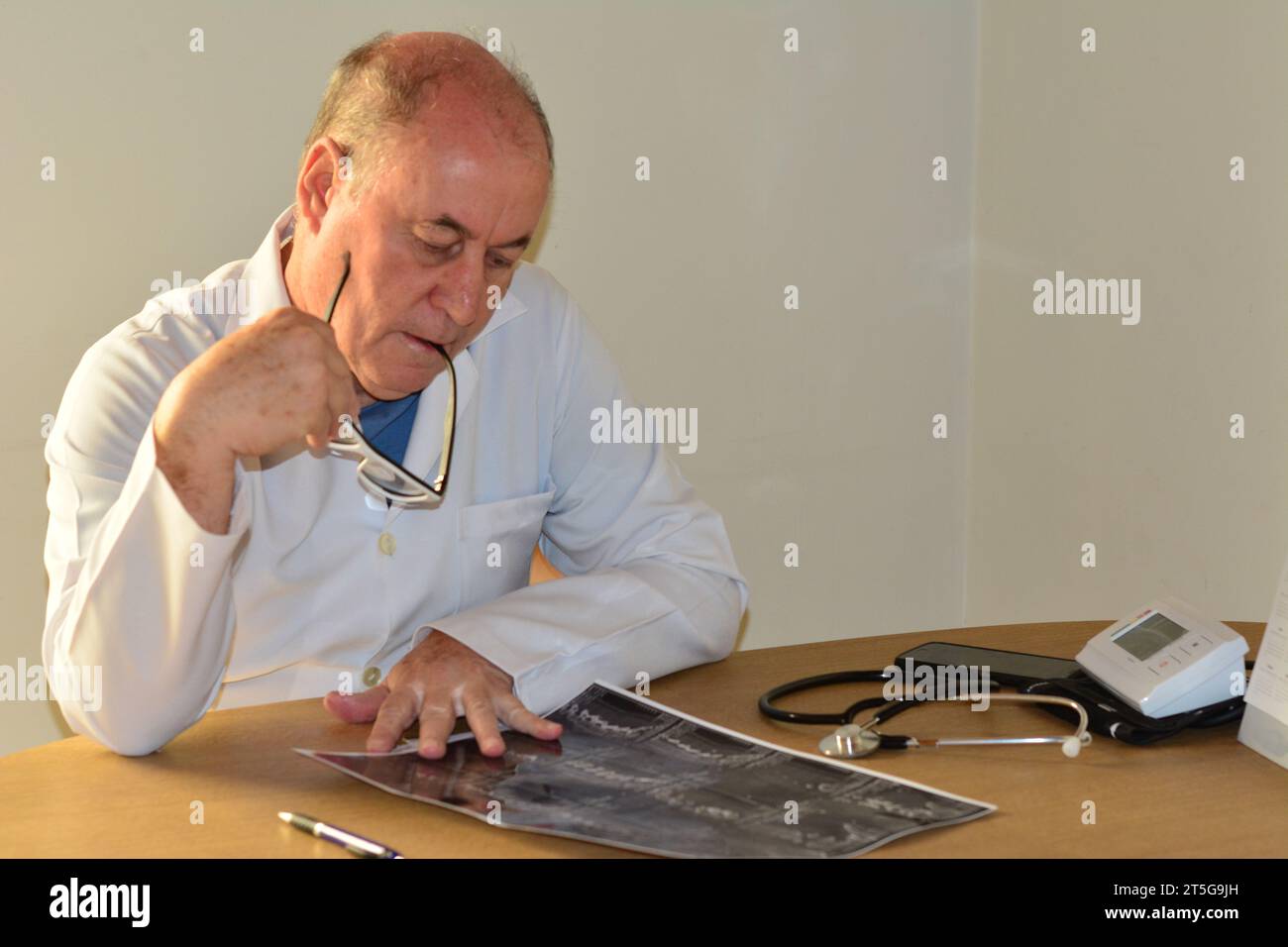 Stadt: Marilia, São Paulo, Brasilien - 20. April 2022: Arzt. Evaluation der Computertomographie der Lendenwirbelsäule eines älteren Patienten, Brasilien, South Amer Stockfoto