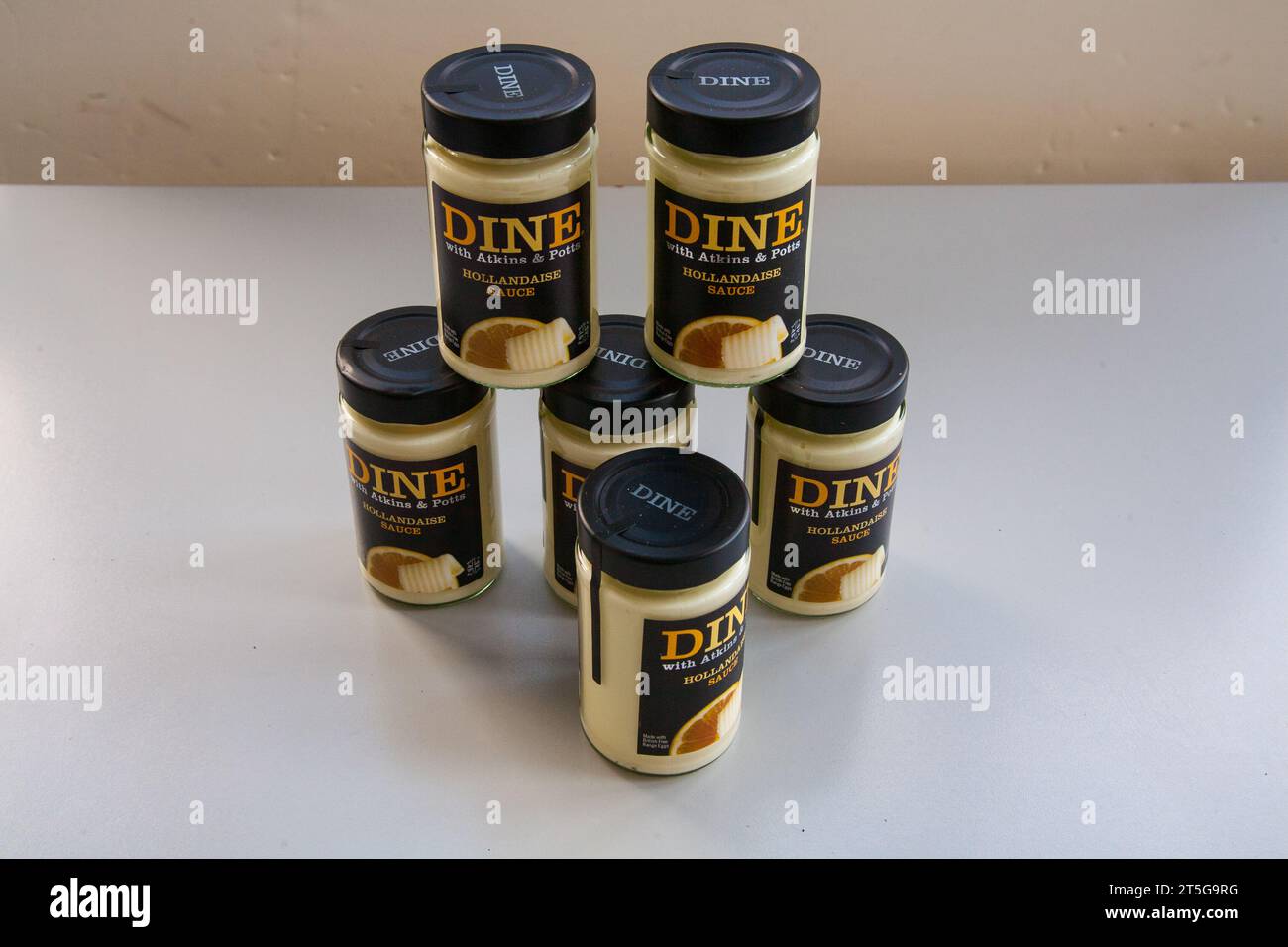 Sechs Gläser Dine Hollandaise Sauce aus britischen Freilandeiern, hergestellt in Großbritannien Stockfoto