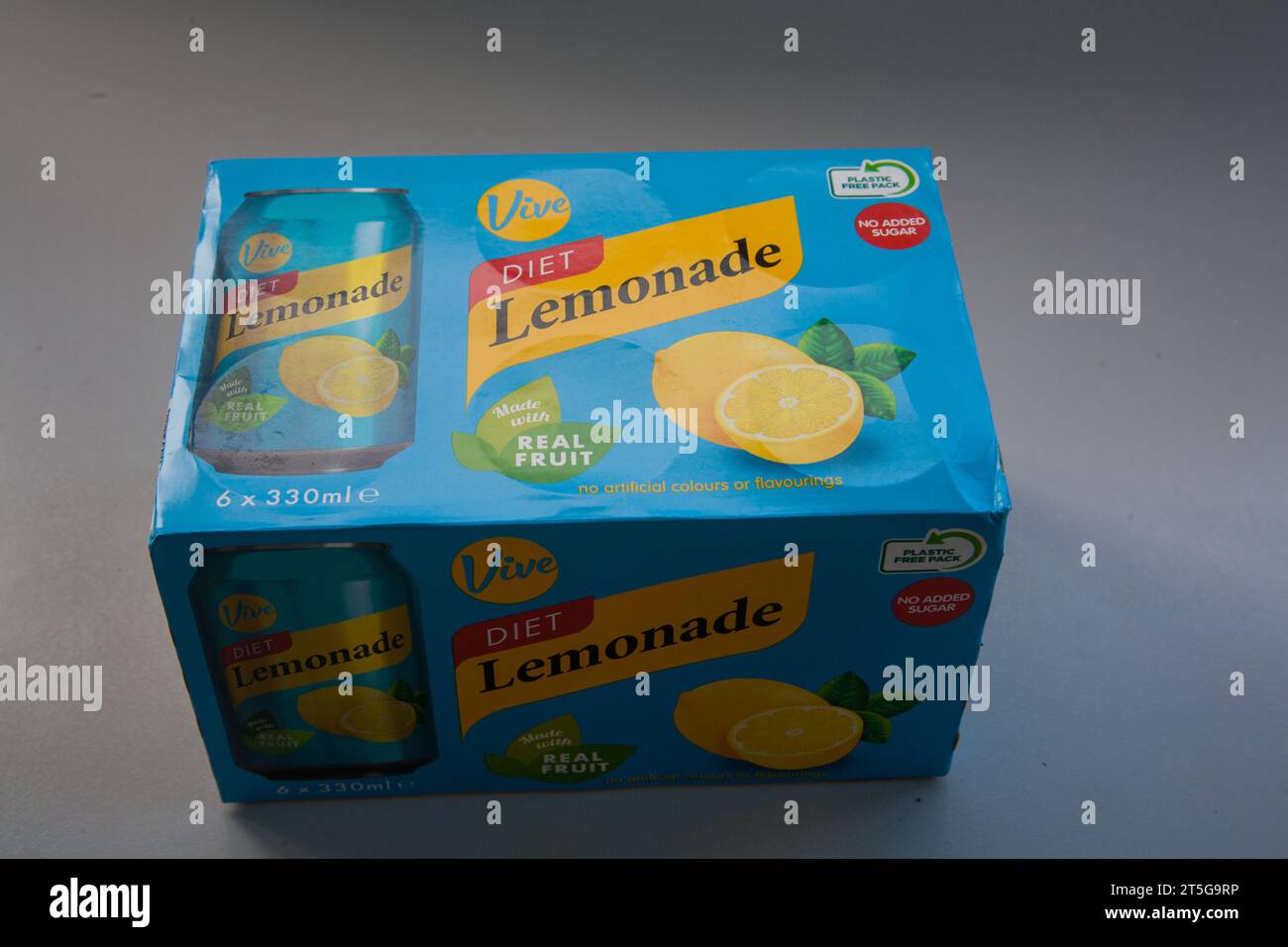 Plastikpackung mit sechs Dosen Diät-Limonade ohne Zusatz von kalorienarmen Zucker Stockfoto