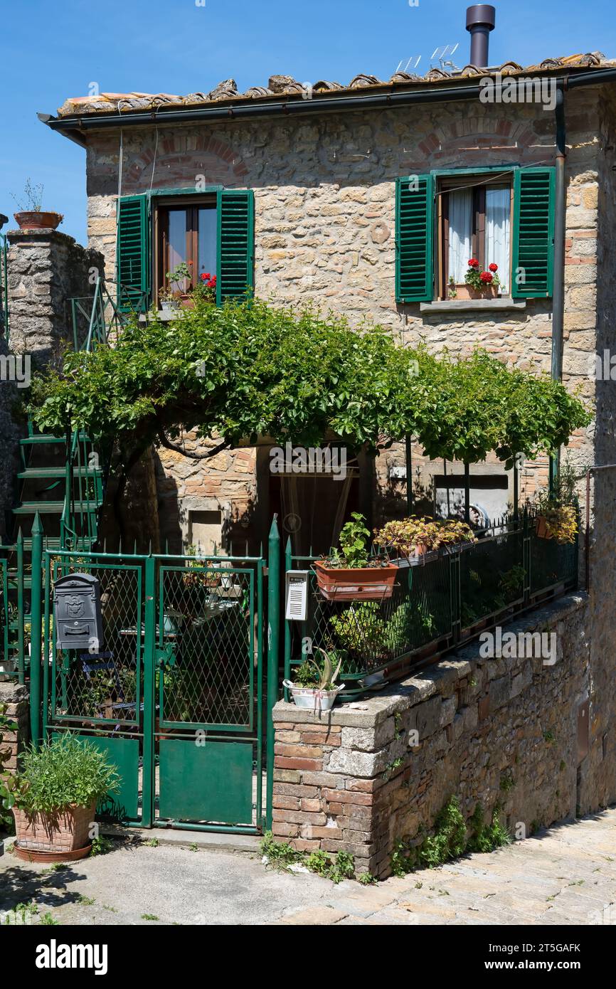 Ein kleiner ummauerter Garten vor einem italienischen Steinhaus Stockfoto