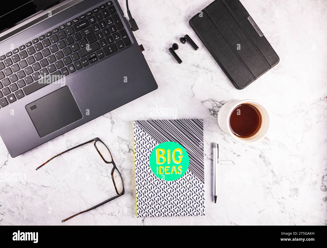 Home Office-Arbeitsplatz mit Laptop, Notizbuch und Tablet Stockfoto