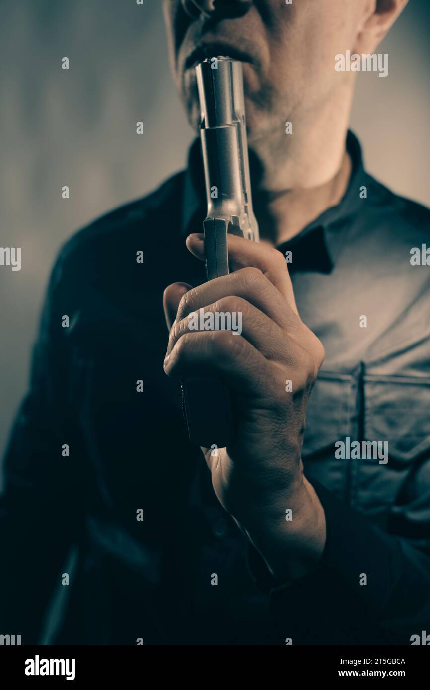 Söldner-Killer Spion-Attentäter Detective mit Pistole Portrait Studio Foto gemacht. Stockfoto