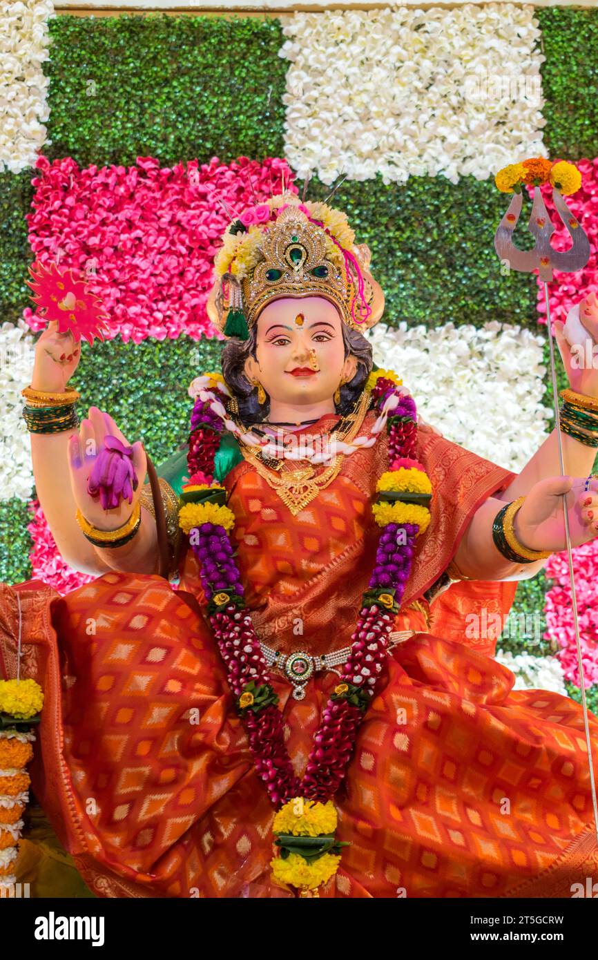 Ein wunderschönes Idol von Maa Durga, der während Navratri in Mumbai, Indien, bei einem Pandal verehrt wird Stockfoto