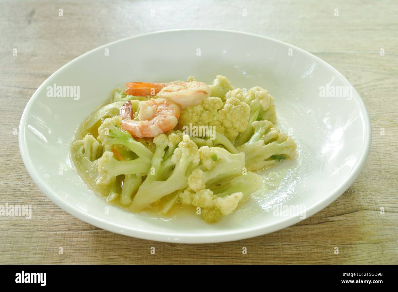 Gebratenen Blumenkohl mit Garnelen in Sojasauce auf dem Teller verrühren Stockfoto