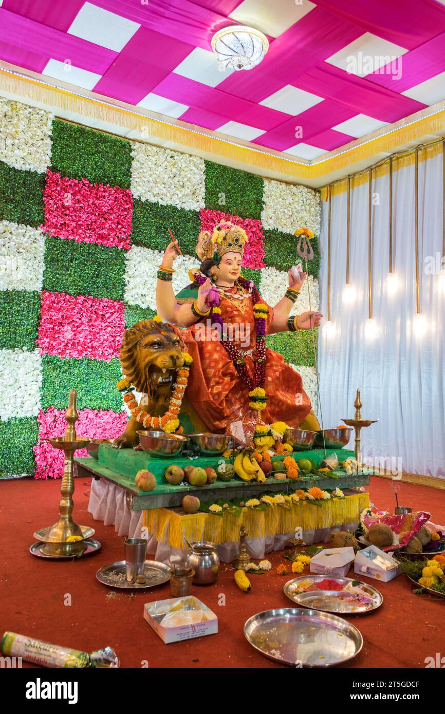 Ein wunderschönes Idol von Maa Durga, der während Navratri in Mumbai, Indien, bei einem Pandal verehrt wird Stockfoto