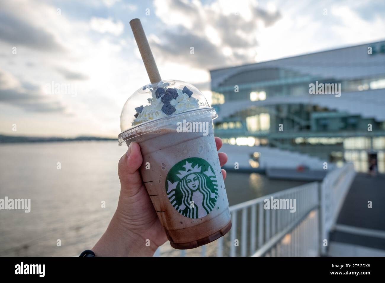 Seoul, Südkorea - 14. Juli 2022: Handgehaltener Becher Minzschokolade CIP, gemischt vor dem Seoul Wave Art Center Gebäude, schwimmendes Starbucks auf Ha Stockfoto