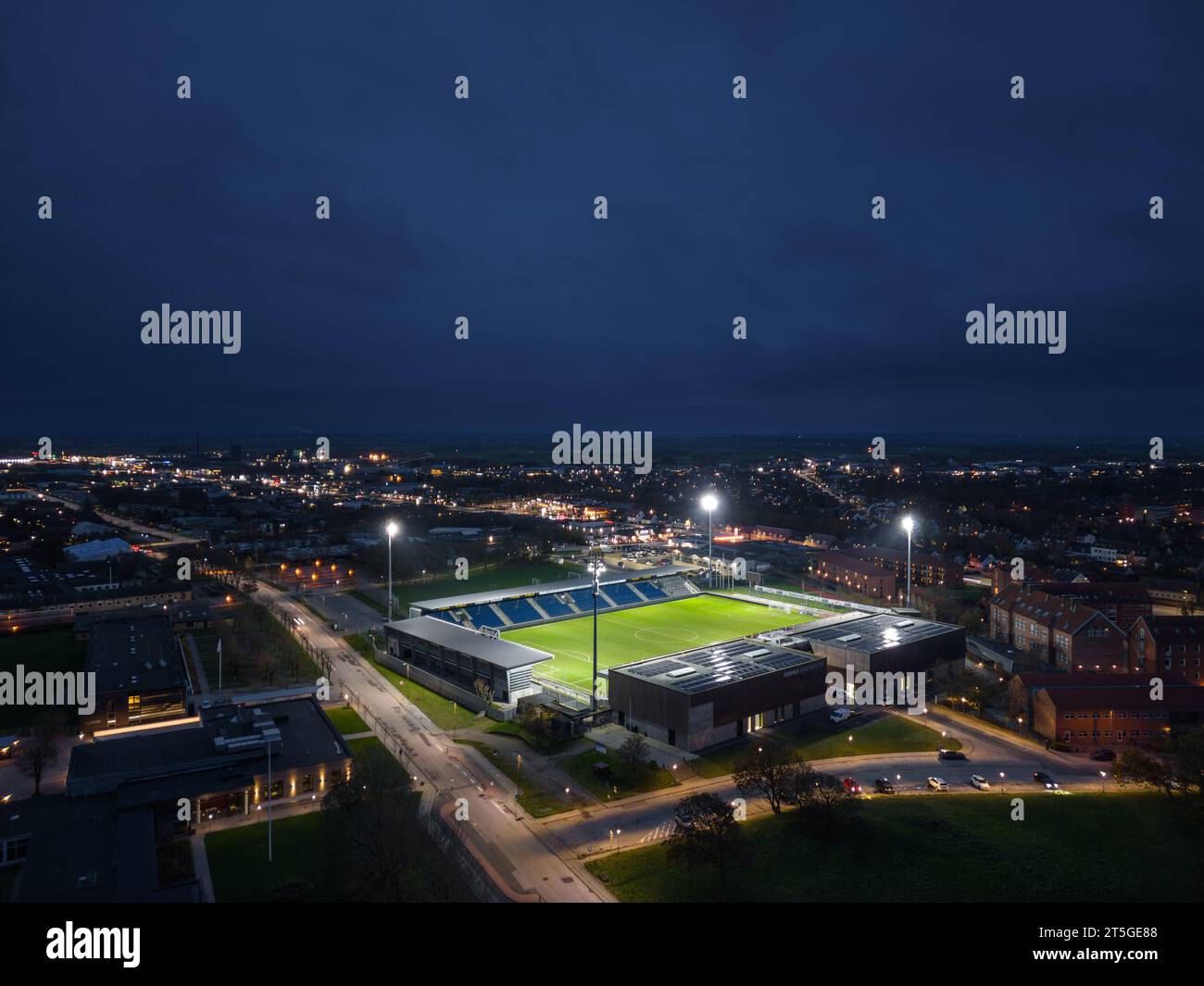 Hjørring, Dänemark: Nächtliche Luftaufnahme des beleuchteten Hjørring Stadions (Nord Energi Arena), Heimstadion für Fortuna Hjørring und Vendsyssel FF Stockfoto