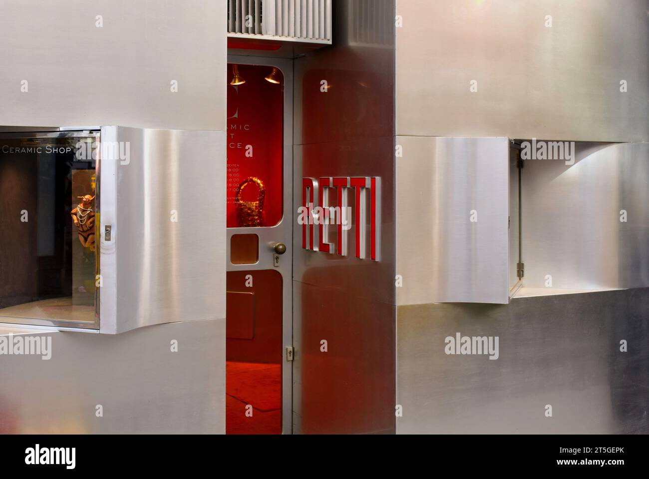 Die Außenansicht des berühmten Retti Ceramic Art Shop aus gebürstetem Edelstahl. Wien, Österreich. Glastür. Name in roten Keramikbuchstaben speichern Stockfoto