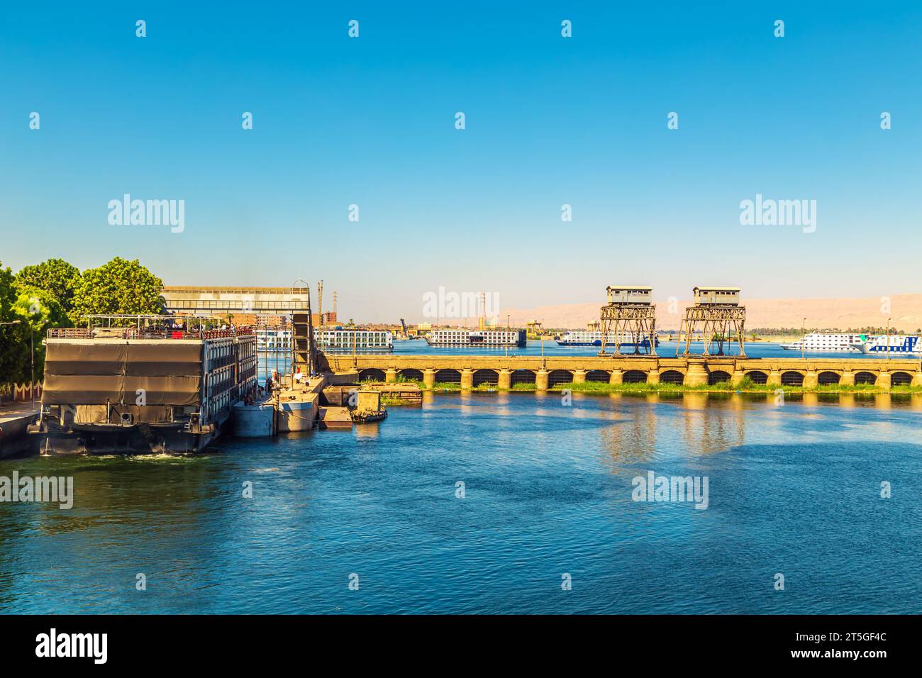 Kreuzfahrtschiffe passieren die Schleuse Esna. Wassertor am Nil verbindet Luxor und Assuan. Esna, Ägypten - 20. Oktober 2023. Stockfoto