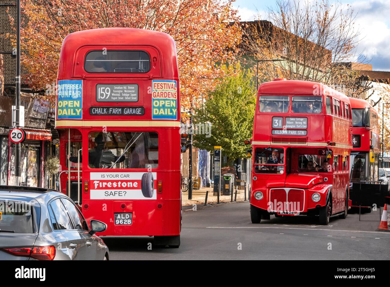 Oldtimer-Busse, die am 5. November im Norden Londons kostenlos zur Unterstützung des „Poppy Appeal“ der Royal British Legion verkehren. Stockfoto