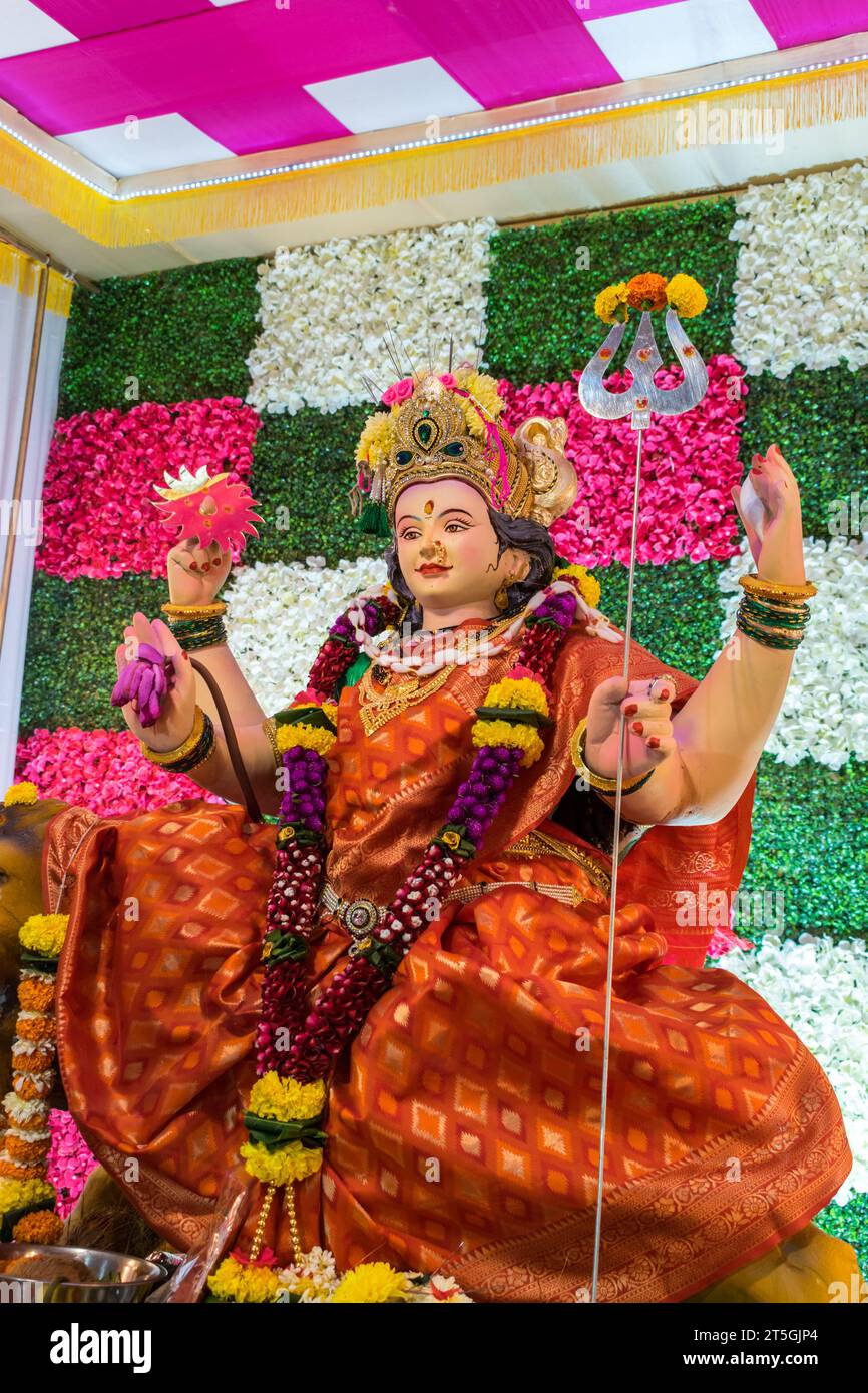 Ein wunderschönes Idol von Maa Durga, der während Navratri in Mumbai, Indien, bei einem Pandal verehrt wird Stockfoto