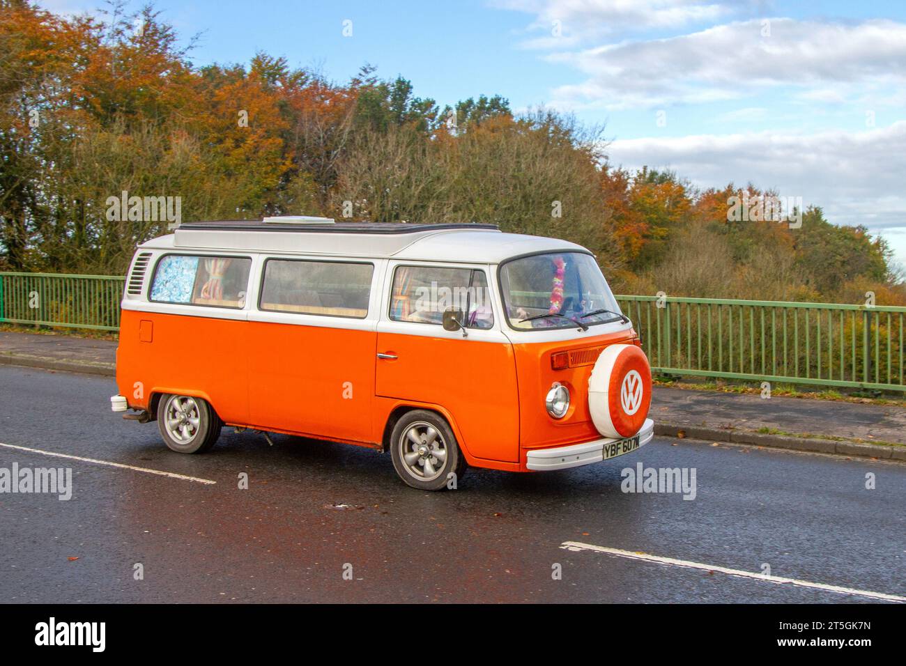 1974 70er 1970er Volkswagen Motor Caravan weiß Orange LCV Benzin 1600 ccm Pop-Top Dach Kombi Stockfoto
