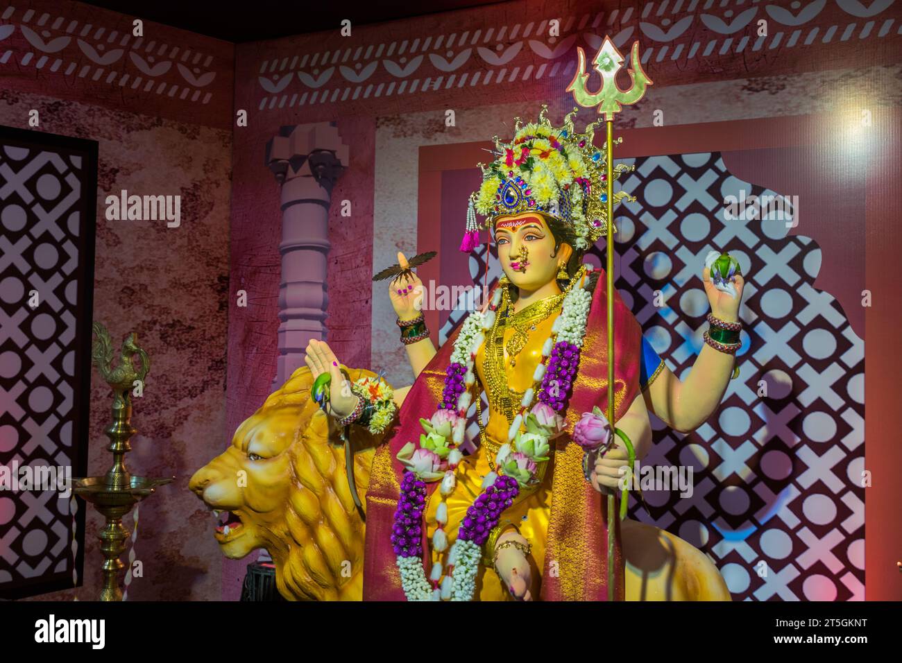 Ein wunderschönes Idol von Maa Durga, der während Navratri in Mumbai, Indien, bei einem Pandal verehrt wird Stockfoto