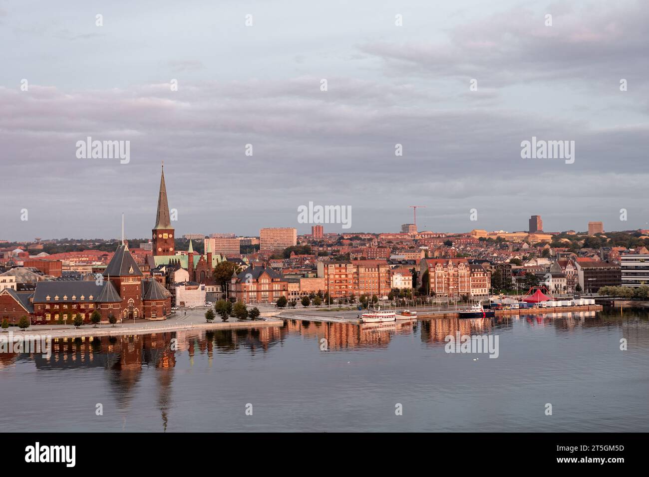 Aarhus, Dänemark: Aus der Vogelperspektive auf die Uferpromenade mit der Kathedrale von Aarhus und dem historischen Gebäude Toldboden Stockfoto