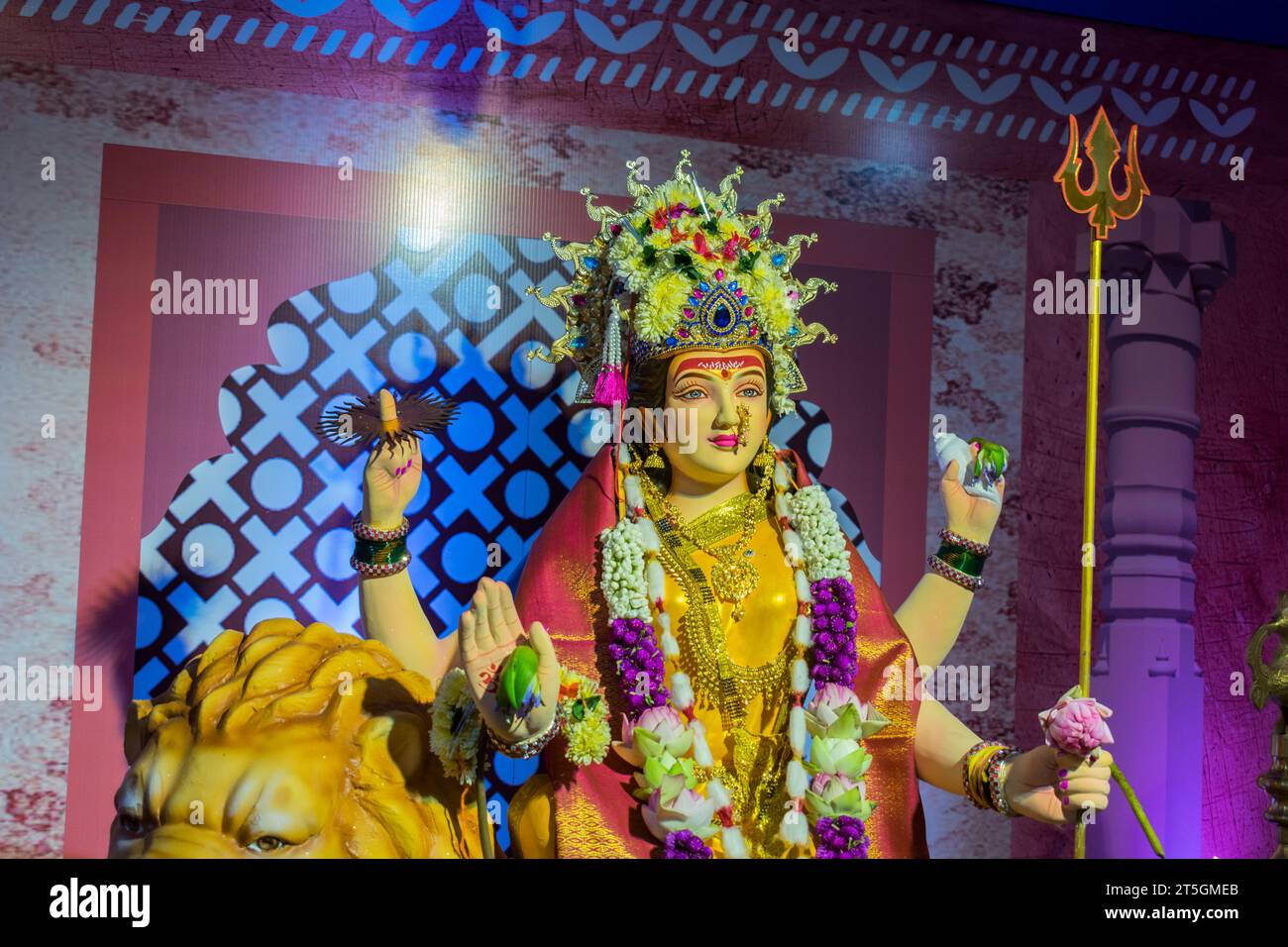 Ein wunderschönes Idol von Maa Durga, der während Navratri in Mumbai, Indien, bei einem Pandal verehrt wird Stockfoto