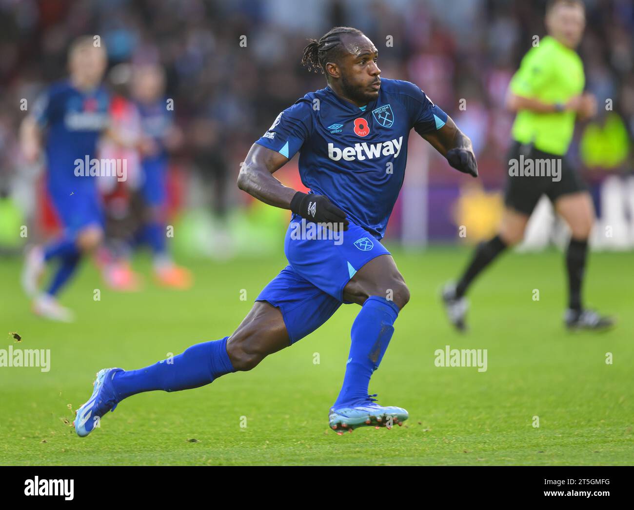 London, Großbritannien. November 2023 - Brentford gegen West Ham United - Premier League - Gtech Community Stadium. West Ham's Michail Antonio im Kampf gegen Brentford. Bildnachweis: Mark Pain / Alamy Live News Stockfoto