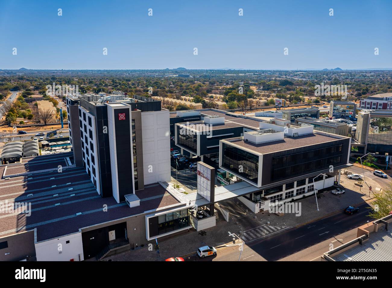Botswana, Gaborone, 7.18.2019, redaktionelles Hilton Garden Inn Hotel Gebäude im CBD, Luftblick, Stockfoto