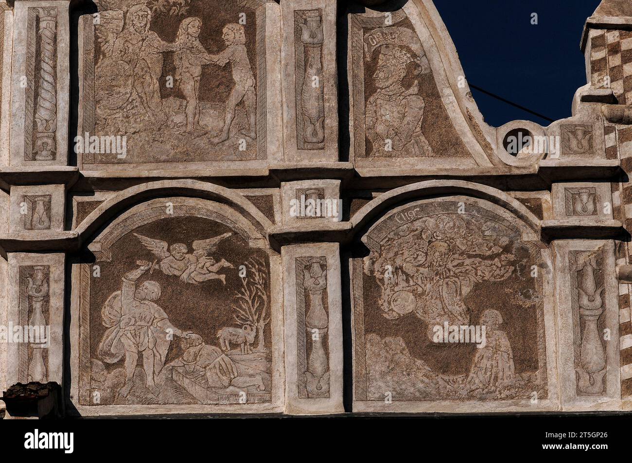Sgraffito auf Giebeln der Renaissancefassade des Bürgermeisters oder Stadthauses auf der Nordostseite des Horni náměstí (Oberer Platz) in Slawonice, Südböhmen, Tschechien. Das Haus ist Horni náměstí 518, Fárův dům (Haus der Fara), ursprünglich zwei mittelalterliche Häuser, die Mitte der 1500er Jahre umgebaut wurden Die Szenen aus dem Alten Testament, die in diesem Bild dargestellt werden, umfassen: Vertreibung von Adam und Eva aus dem Paradies (oben links); Abraham im Begriff, Isaak zu opfern (unten links); und Elias, der auf einem Feuerwagen in den Himmel fährt, wobei der Name Elias deutlich sichtbar ist (unten rechts). Stockfoto