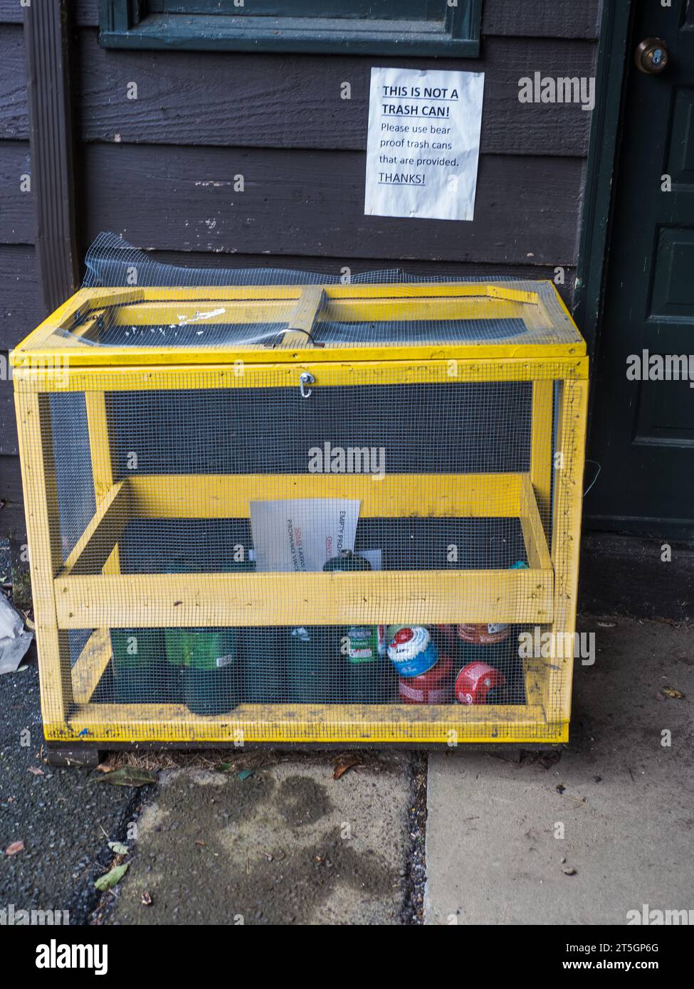 Recyclingbehälter an der Haltestelle Elkwallow Wayside, Skyline Drive, Virginia Stockfoto