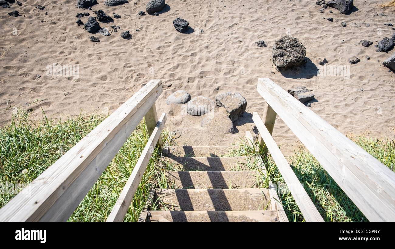 Die Küste am Strand Skardsvik auf der Nordseite der Halbinsel Snaefellsnes im Westen Islands. Skardsvik Beach im Sommer Stockfoto