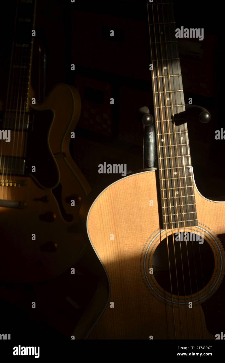 akustische und elektrische Gitarren Stockfoto