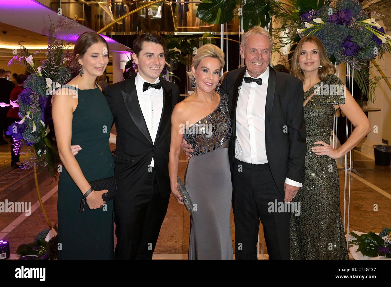 Marcel Wontorra mit Begleitung, Susanne Bausch, Jörg Wontorra und Laura Wontorra beim 41. Deutsche Sportpresseball 2023 in der Alten Oper. Frankfurt, 04.11.2023 *** Marcel Wontorra begleitet von Susanne Bausch, Jörg Wontorra und Laura Wontorra beim 41. Deutschen Sport-Presse-Ball 2023 in der Alten Oper Frankfurt, 04 11 2023 Foto:XF.xKernx/xFuturexImagex sportpresseball 3166 Stockfoto