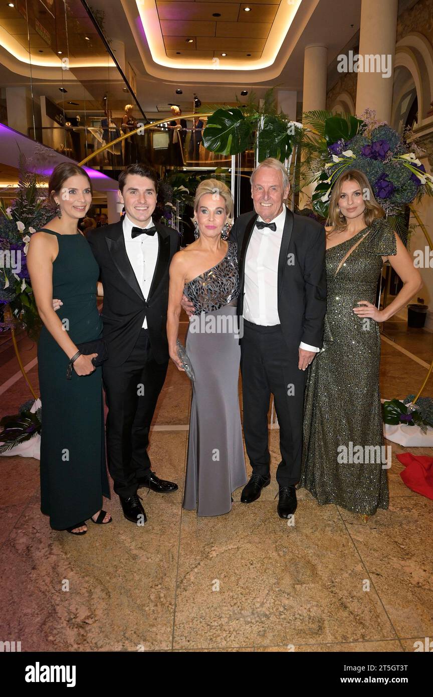 Marcel Wontorra mit Begleitung, Susanne Bausch, Jörg Wontorra und Laura Wontorra beim 41. Deutsche Sportpresseball 2023 in der Alten Oper. Frankfurt, 04.11.2023 *** Marcel Wontorra begleitet von Susanne Bausch, Jörg Wontorra und Laura Wontorra beim 41. Deutschen Sport-Presse-Ball 2023 in der Alten Oper Frankfurt, 04 11 2023 Foto:XF.xKernx/xFuturexImagex sportpresseball 3163 Stockfoto