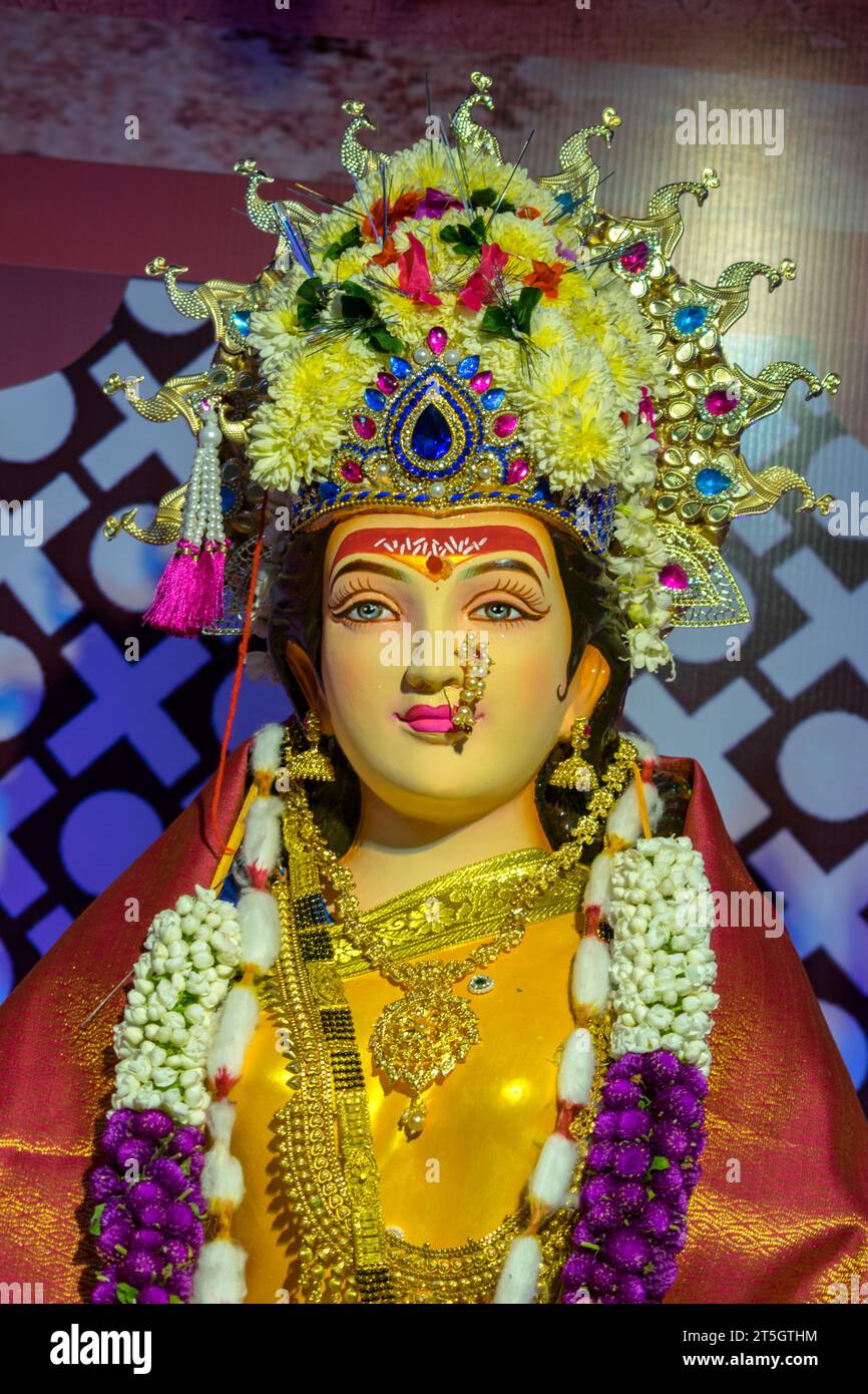 Ein wunderschönes Idol von Maa Durga, der während Navratri in Mumbai, Indien, bei einem Pandal verehrt wird Stockfoto