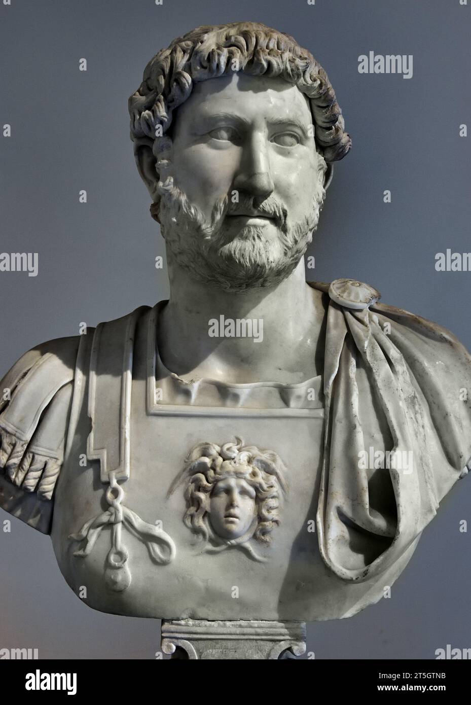 Cuirassed-Büste von Hadrian, Farnese-Sammlung 2. Jahrhundert n. Chr. vom Tempel des Mercury Kaiserpalastes, Baiae, nationales Archäologisches Museum von Neapel. Hadrian – Kaiser Hadrianus Augustus 117–138 n. Chr. römisch Rom Italien Italienisch Stockfoto