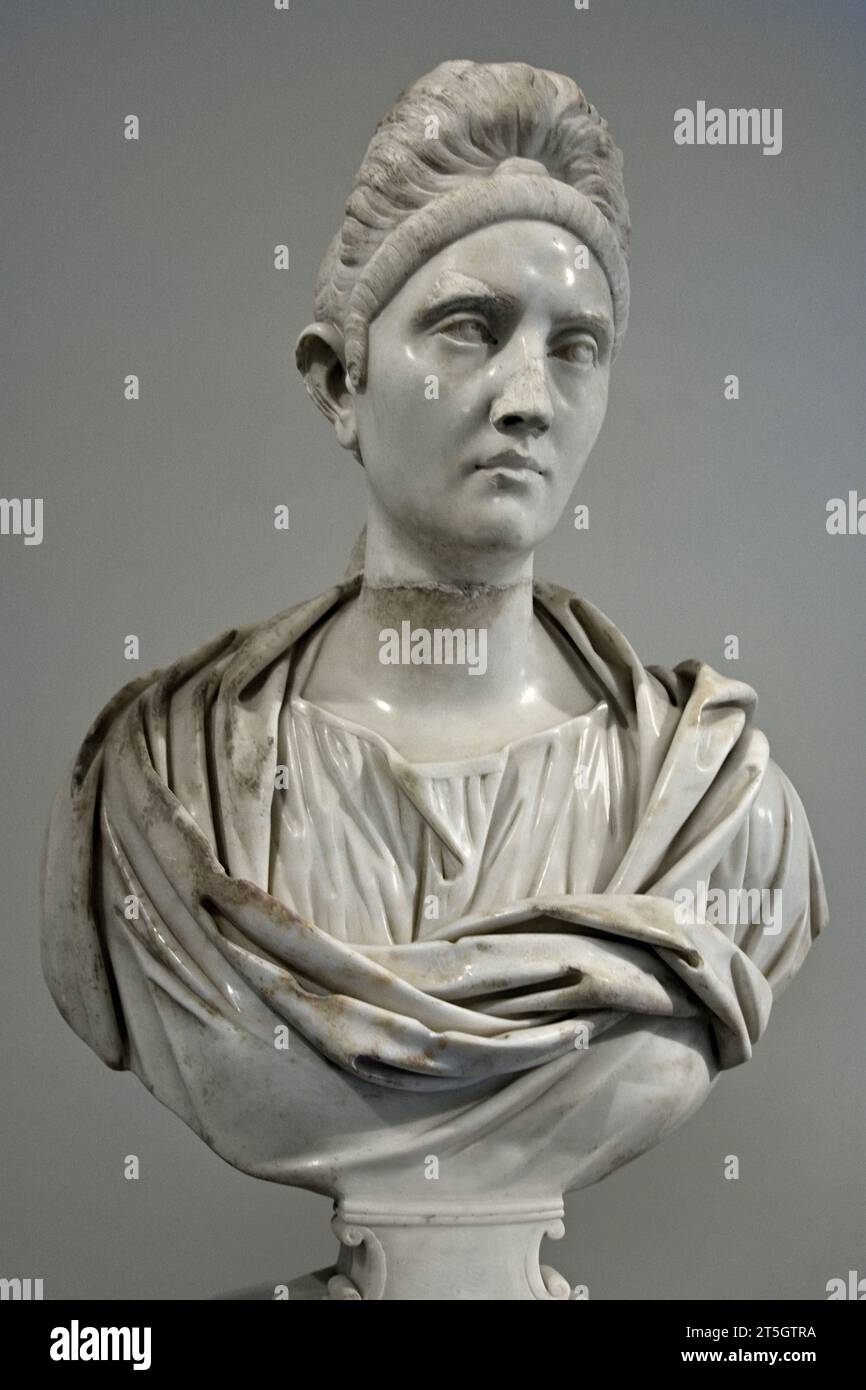 Plotina Ehefrau des Kaisers Trajan 98–117 n. Chr., 2. Jahrhundert n. Chr. aus dem Tempel des Mercury Kaiserpalastes, Baiae, nationales Archäologisches Museum von Neapel Italien. Plotina, auch Pompeji Plotina genannt, war die Ehefrau des römischen Kaisers Trajan (herrschte 98–117) und nutzte ihre Macht als Kaiserin, um die sozialen Bedingungen Roms, insbesondere für die Armen, zu verbessern. Sie und Trajan adoptierten einen Sohn, Hadrian, und es war Plotina, der dafür sorgte, dass er Trajans Erbe und Nachfolger wurde. Stockfoto