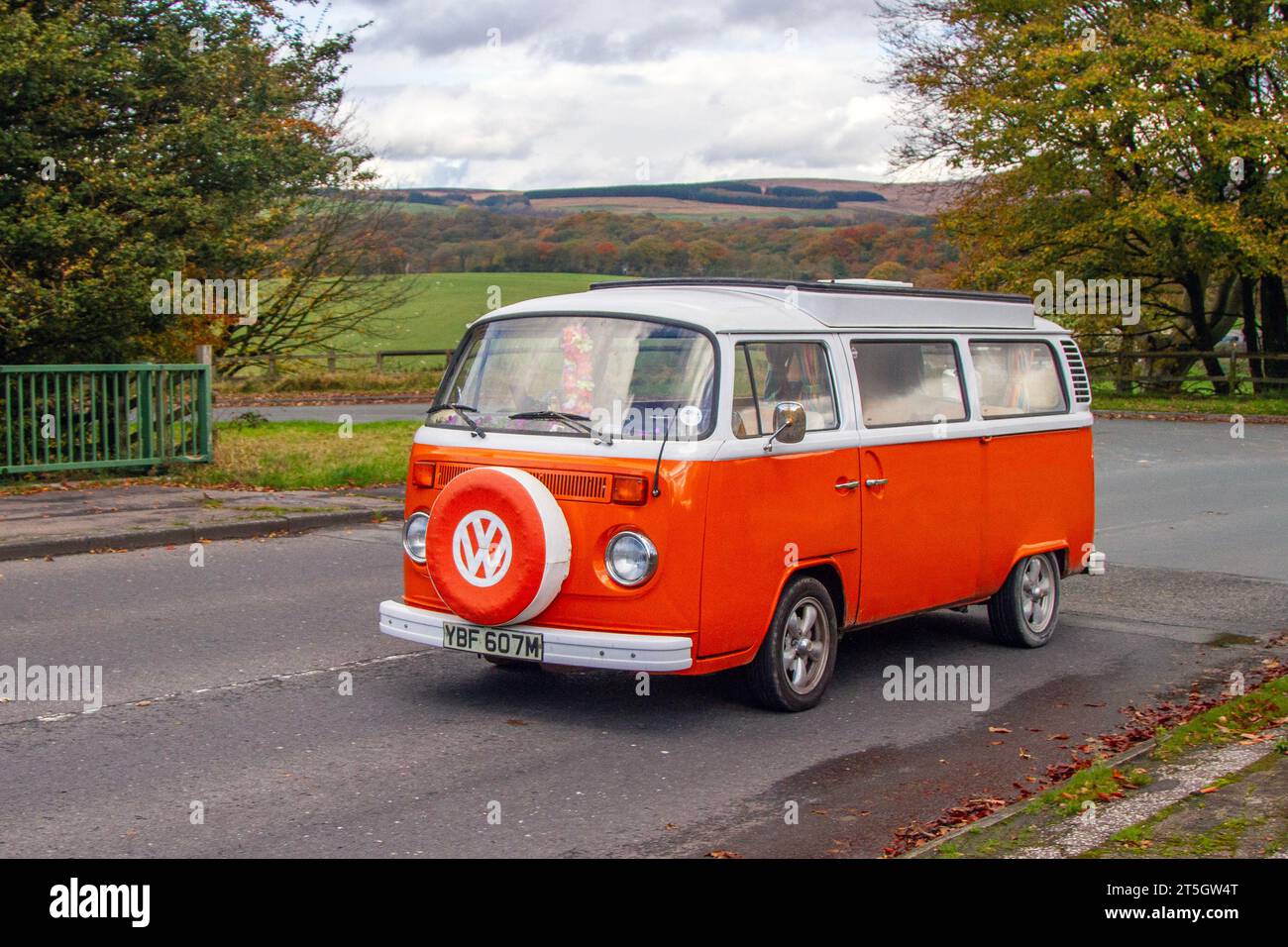1974 70er 1970er Volkswagen Motor Caravan weiß Orange LCV Benzin 1600 ccm Pop-Top Dach Kombi Stockfoto