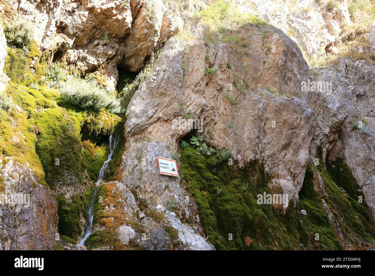 fluss am Fuße des Wasserfalls in der Nähe von Arslanbob, Kirgisistan, Zentralasien Stockfoto