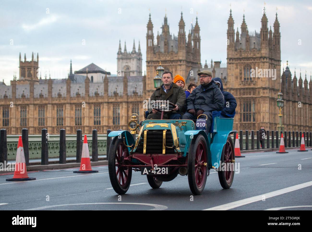 5. November 2023, London, England, Vereinigtes Königreich: Die Teilnehmer fahren am Palace of Westminster vorbei und über die Westminster Bridge, während des RM Sotheby's London nach Brighton Veteran Car Run. (Kreditbild: © Tayfun Salci/ZUMA Press Wire) NUR REDAKTIONELLE VERWENDUNG! Nicht für kommerzielle ZWECKE! Stockfoto