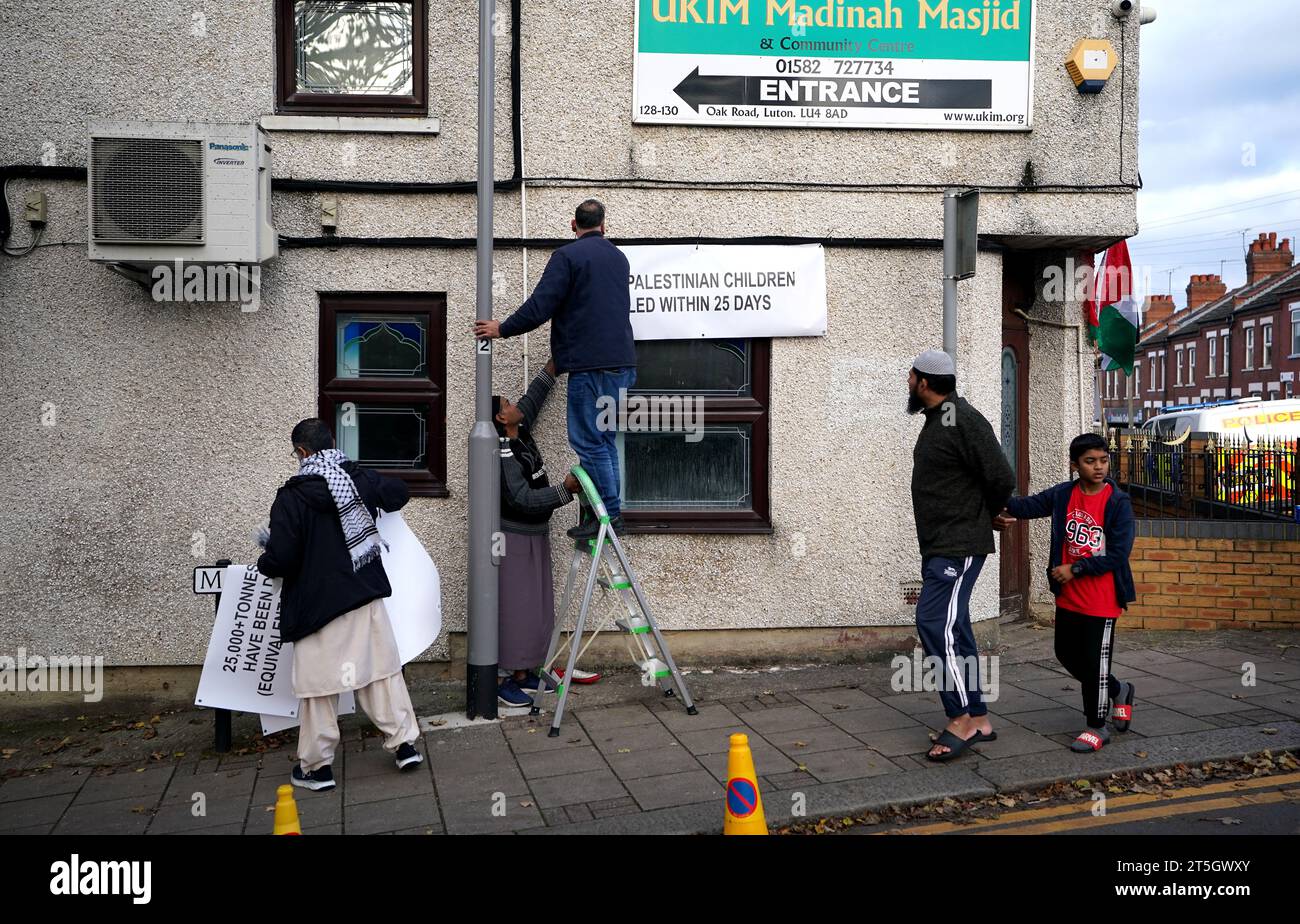 Vor dem Stadion befinden sich Schilder, die beschreiben, wie viele palästinensische Kinder im Gaza-Konflikt gestorben sind, vor dem Spiel der Premier League in der Kenilworth Road, Luton. Bilddatum: Donnerstag, 2. November 2023. Stockfoto